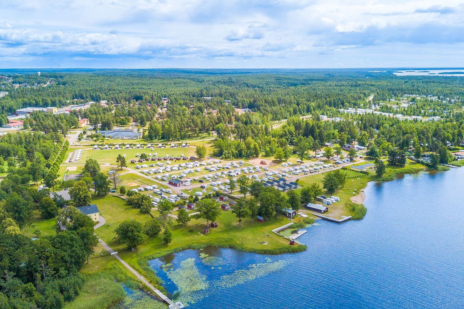 First Camp Herrgårdsliv - Kristinehamn med stugor och campingtomter vid Vänerns strand.