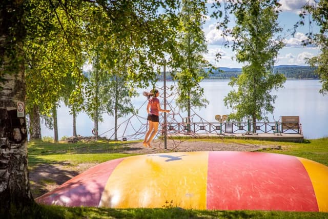 Barn som hoppar på hoppkudde på campingen Haganäset i Charlottenberg