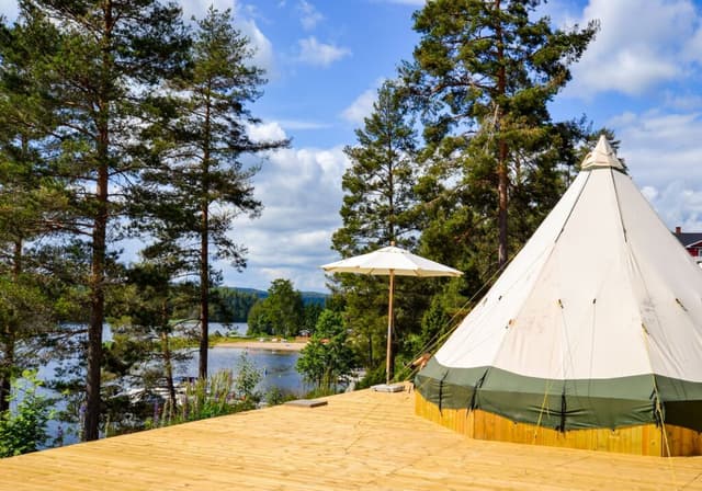 Glampingtält i naturskön miljö, på Sommarvik i Värmland.