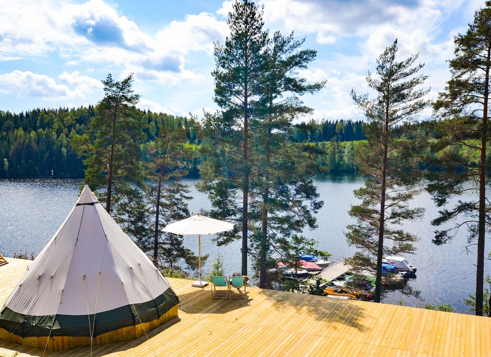 Glamping i Värmland med vacker altan och sjöutsikt