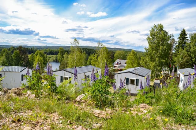 Exteriör för Villavagn Solbacken, en stuga på Sommarvik.