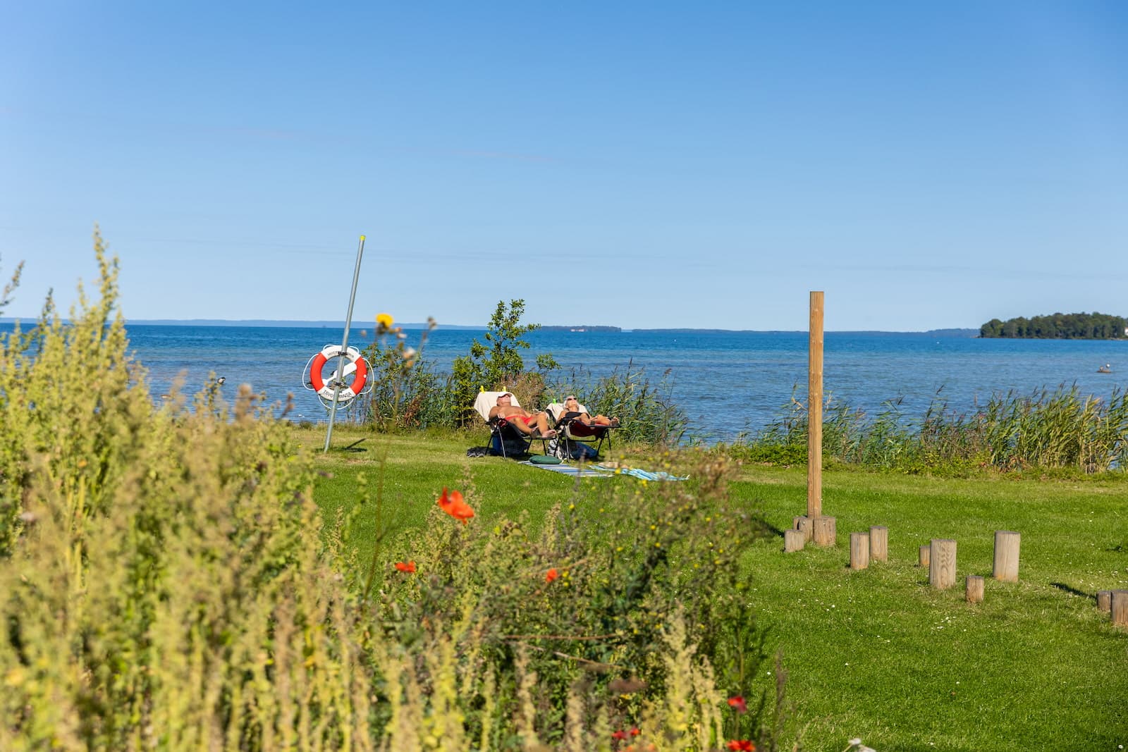 Solig sommardag på campingen vid Vättern First Camp Vadstena - Vättern
