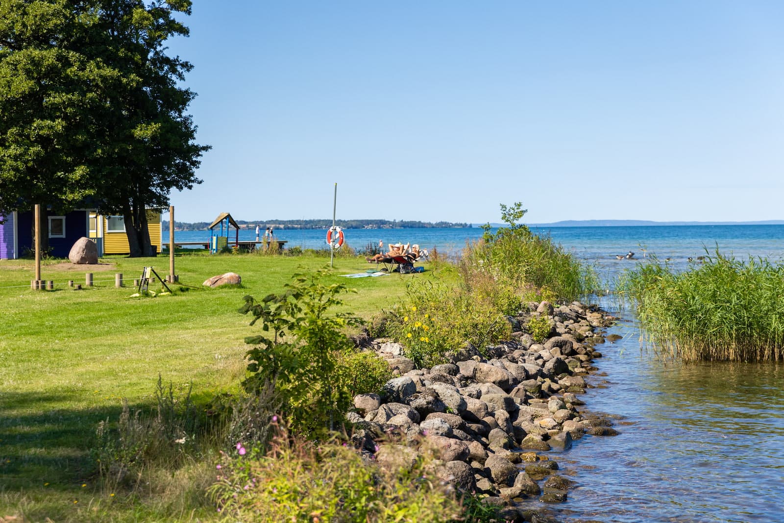 Strandnära camping vid Vättern på First Camp Vadstena - Vättern