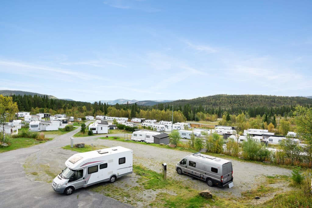 Bobilparkering på campingplass i Beitostølen omgitt av vakker fjellnatur