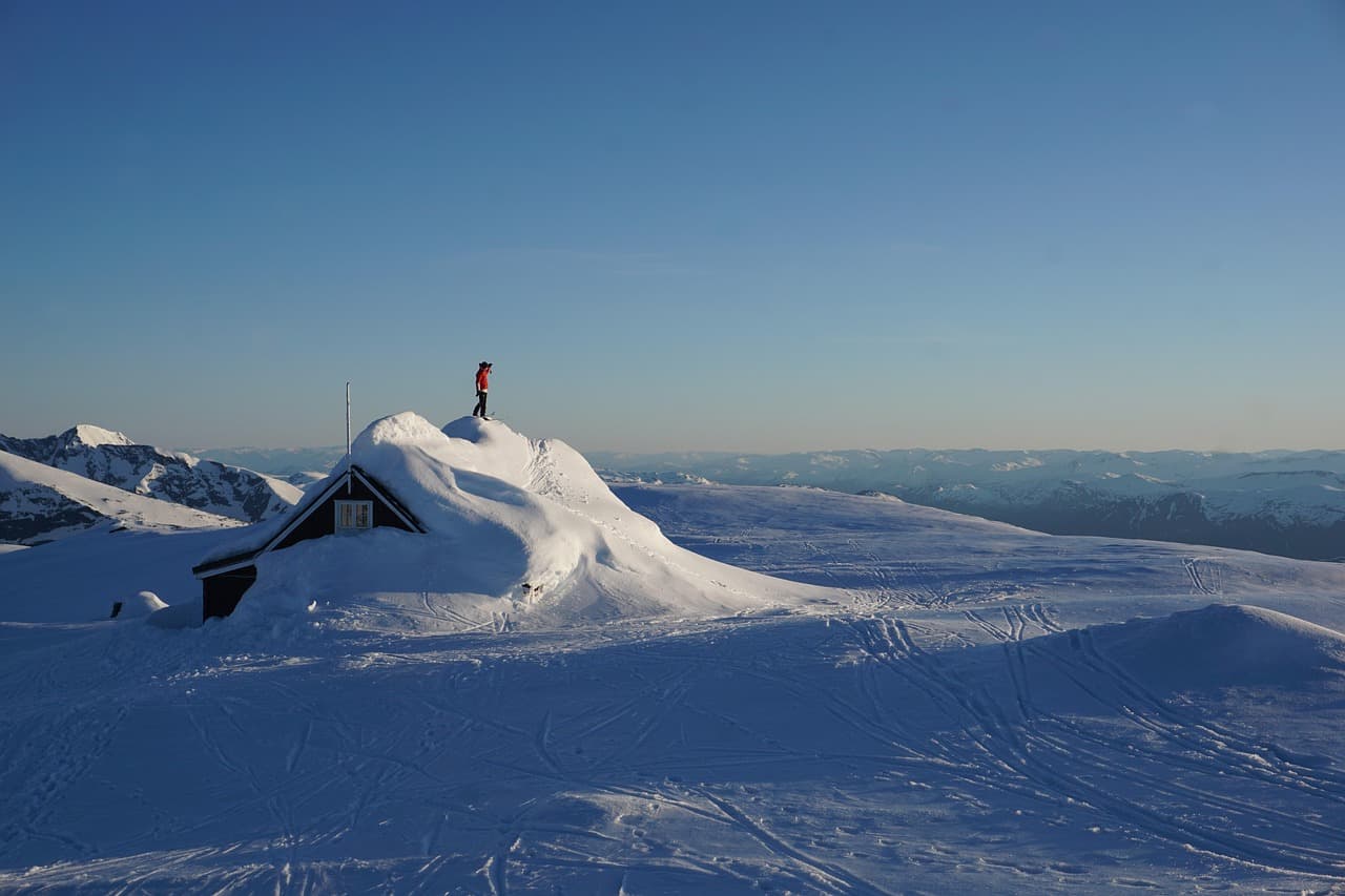 Sesongcamping i fjellet med campingvogn og nærhet til ski og turstier
